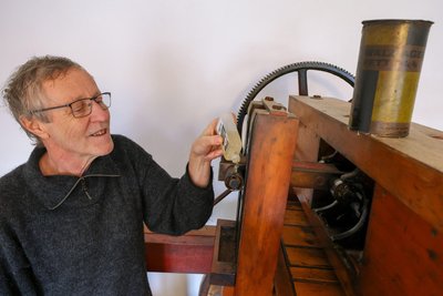 Beim Ölen und kleineren Reparaturen legt Mangelbesitzer Hans-Reinhard Berger selbst Hand an.