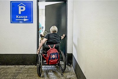 Barrierefrei meint nicht nur das Fehlen von Treppen oder Stufen. Auch schwer zu öffnende Brandschutztüren sind ein Problem. 