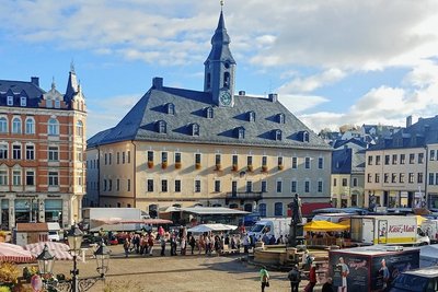 Immer wieder bildete sich am Dienstag am Stand von "Käse Maik" auf dem Markt von Annaberg-Buchholz eine lange Schlange. 