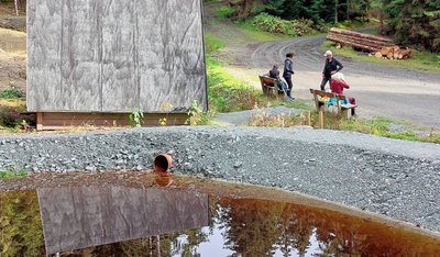 Zwischen Zwota und Kottenheide wurden durch den Staatsbetrieb Sachsenforst in diesem Jahr im Zuge der Renaturierung zwei Weiher angelegt, und zwar in dem Bereich, wo der Glasbachweg auf die Schwarzbergstraße trifft .