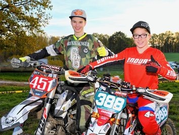 Sicherten sich mit konstant guten Leistungen Klassensiege in der Gesamtwertung des Enduro-Jugend-Cups Ost:Sky Dombrowski (links) aus Marienberg und der Krumhermersdorfer Lenny Reimer. 