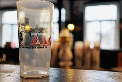 Namenspatron Alois Glaubitz ziert die Becher im Vereinsheim.
