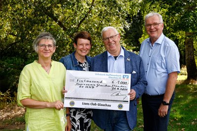 Michaela Kolbe und Simone Schulz vom Hospizverein Erzgebirgsvorland bekamen von Klaus Neumann und Holger Klier (von links) eine Spende in Höhe von 1000 Euro.