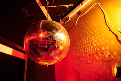 Im Fuchsbau werden je nach Wochenende verschiedene Genre und Szenen angesprochen. Eröffnet wurde der Klub 1980.