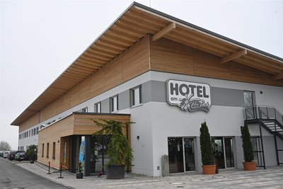 Erstmals findet im Hotel am Sonnenlandpark am Mittwoch eine Vernissage statt. Ein Schweizer Künstler zeigt seine Werke.