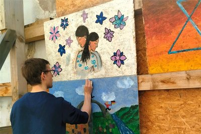 Die Bilder, hier Rico Drechsler vor der Auftaktveranstaltung für das Crowdfunding-Projekt "Bruchstelle 1938", entstanden beim Schüleraustausch an der Synagogenmauer in Plauen.