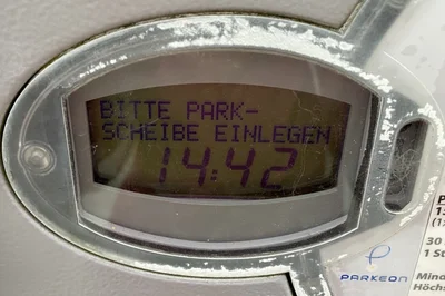 Autofahrer sollten Parkuhr ins Auto legen.