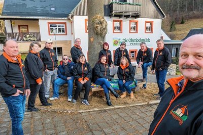 Frank Gude (r.) steht dem Verein seit dessen Gründung vor. Als nächstes Projekt soll ein Baumstumpf (Hintergrund Mitte), der sich an dem vom Verein gebauten Wanderparkplatz befindet, durch einen Kettensägenschnitzer in eine Skulptur verwandelt werden. Über das Motiv beraten die Vereinsmitglieder derzeit noch. 