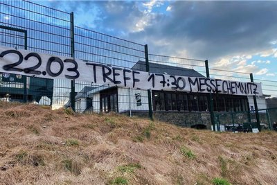 Am Stadion in Aue hängt ein Banner mit dem Treffpunkt der Fans in Chemnitz vor dem Spiel. 