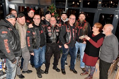 Ein knappes Dutzend Biker bei einem Besuch des Elternvereins krebskranker Kinder im Flemminggebiet.