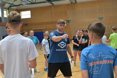 Gregor Hofmann von der SG Nickelhütte Aue (Mitte) stand beim Handball-Camp als Trainer mit zur Verfügung.