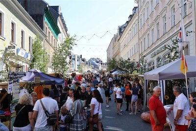 Viele Besucher strömten auf die Karlsbader Straße zum Buchholzer Jahrmarkt.
