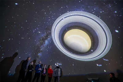 Nach der ersten Adventskalenderaktion konnte das mobile Planetarium für die Glauchauer Schulen engagiert werden.
