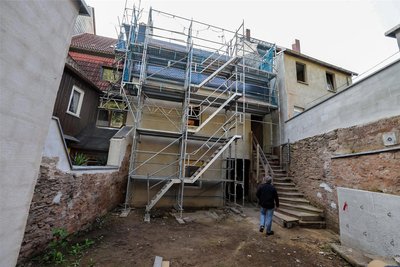 Die Hauswand im Innenhof wurde abschnittweise abgebrochen und komplett neu aufgemauert.