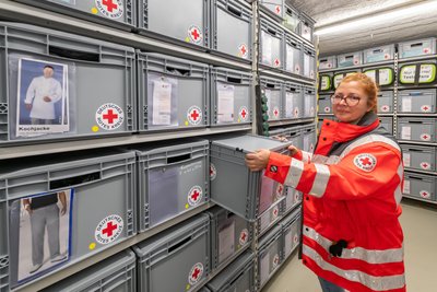 Kein langes Suchen mehr: Nadja Albert zeigt das neue Katastrophenschutzlager.