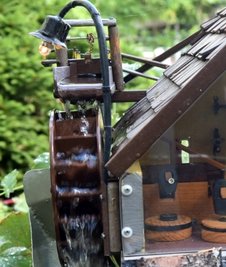 Das Wasser kommt aus dem Teich. 