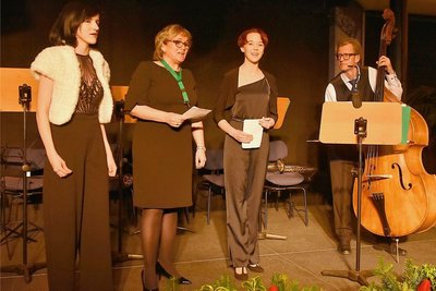Familie Stahl mit Vater Georg, Mutter Annett und den Töchtern Senta undLilli (von rechts) beim a cappella-Gesang zum Abschluss.