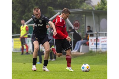Hans Schmieder (r.) und die Fußballer von Fortuna Langenau wollen sich zunächst einmal wieder in der Mittelsachsenliga etablieren.