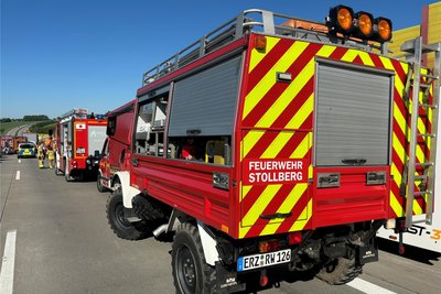Nach Angaben der Polizei ist einer der Unfallbeteiligten verstorben. Auch die Stollberger Feuerwehr ist im Einsatz gewesen.