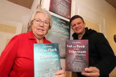 Es liegt in der Familie: Anita Wächtler und ihr Sohn Marcus, der mit einigen Freiberg-Krimis bereits Erfolge erzielte.