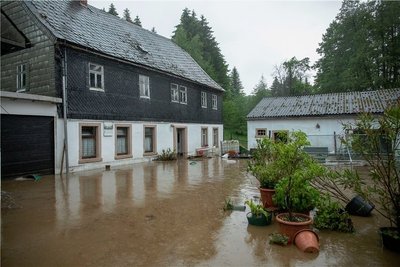 In Weißbach im Kreis Zwickau standen binnen kürzester Zeit Grundstücke unter Wasser. 