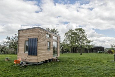 Der Mio-Campingplatz in Ottendorf, hier ein Anhänger aus Holz von Sascha Wagner.