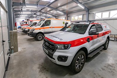 Die neu errichtete Fahrzeughalle bietet Platz für sechs Einsatzfahrzeuge.
