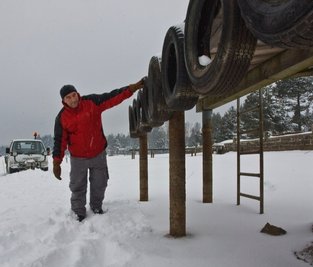 
              <p class="artikelinhalt">Jürgen Herold steht auf dem zugefrorenen Schneeberger Filzteich. Der Wasserpegel wurde drastisch abgesenkt. Wenn beim Eislaufen jemand einbrechen würde, stünde er nur im knietiefen Wasser. </p>
            