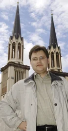 
              <p class="artikelinhalt">Kantor Ronald Gruschwitz vor der Oelsnitzer Jakobikirche. </p>
            