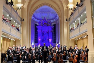 Attilio Tomasello hat sein erstes Sinfoniekonzert als neuer Generalmusikdirektor der Mittelsächsischen Philharmonie in der Freiberger Nikolaikirche dirigiert. 