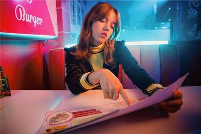 Der Song "60s Girls" wurde in Caro's Diner in Plauen aufgenommen. Loni Lila (Foto) beschwört die guten, alten "analogen" Zeiten herauf, in denen man sich beim Tanzen kennenlernte und sich beim Sekt an der Bar traf.
