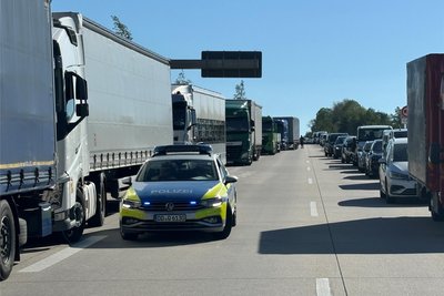 Die A 72 war infolge eines schweren Unfalls nahe dem Parkplatz Beuthenbach in Fahrtrichtung Hof gesperrt.