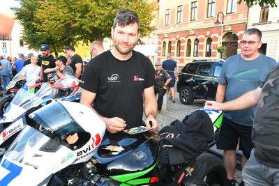 Rico Vetter am Freitag vor dem Rennen bei der Fahrervorstellung auf dem Frohburger Markt.
