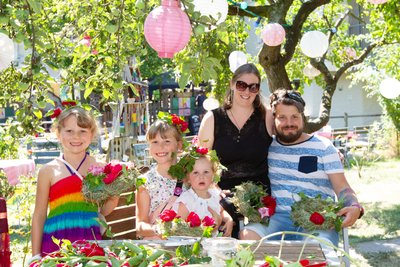 Maria und Rene Stuffrein aus Leipzig bastelten mit ihren Kindern Aliya, Talida und Malina (v.li.) Blumenkränze.