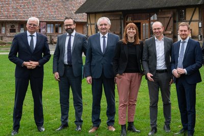 Finanzminister Hartmut Vorjohann (links/CDU) im Kreise seiner Kabinettskollegen nach einer auswärtigen Sitzung in Schwarzkollm im Landkreis Bautzen.