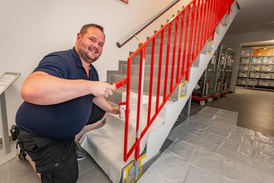 Ehrenamtler Silvio Finger erledigt die letzten Malerarbeiten im neuen Domizil.