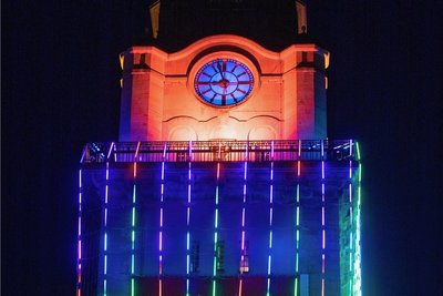 Das LED-Netz am Rathausturm war die Attraktion im Festjahr 900 Jahre Plauen. Nun ist es erloschen und wird demontiert.