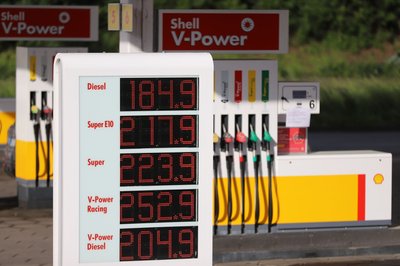 Die Preistafel an einer Shell-Tankstelle an der Autobahn 59 zeigt für Diesel einen Preis von 1,849 Euro pro Liter an.