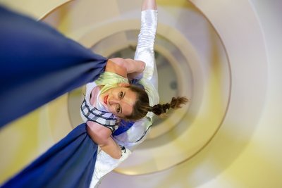 Für die außergewöhnlichsten Momente hat am Samstagabend Liliya Chikova mit ihrem Vertikaltuch gesorgt, mit dem sie im engen Wendeltreppenturm der Manufaktur ihre akrobatischen Kunststücke zeigte.