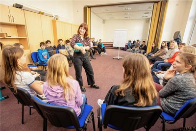 Die 24-jährige Laurie Virtel war am Mittwoch zu Gast im Plauener Diesterweg-Gymnasium.