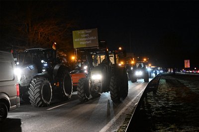 Ein Korso bestehend aus Landmaschinen, Lkw und Pkw ist am frühen Mittwochmorgen nach Dresden aufgebrochen.