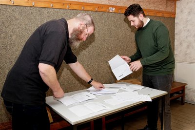 Lotar Huberty (li) und Felix Krauca zählen die Stimmzettel aus.