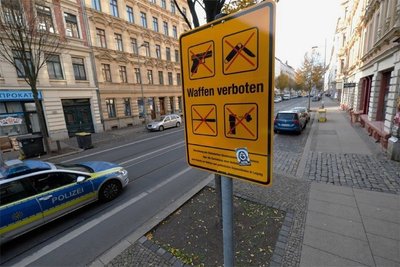 Ein Schild in der Leipziger Eisenbahnstraße zeigt, welche Gegenstände hier nicht mitgeführt werden dürfen. 