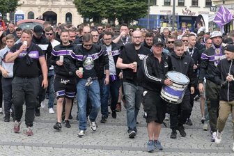 400 Auer Fans marschieren durch die Stadt zum letzten Heimspiel - 