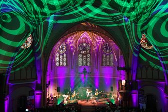 400 Besucher bei erleuchteter Kirche - In Licht und Laser getaucht: die Kirche in Hainichen.