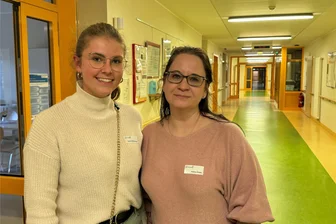 400 Euro pro Monat: Landratsamt in Freiberg wirbt um Medizinstudenten - Im Frühjahr hat in Hochweitzschen das 2. mittelsächsische Stipendiatentreffen stattgefunden. Sophia-Cäcilia Hänsel (l., hier mit ihrer Mentorin Andrea Mielke im Klinikum Döbeln) gehört zu den Studenten im Ärzte-Förderprogramm.