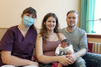 400. Geburt nach 400 Kilometer Anreise - Hebamme Elisabeth Krämer mit ihrer Schwester Sonja, Nichte Philine und Lebensgefährte Dennis Miosga.
