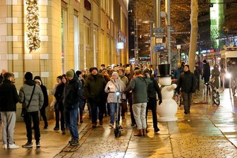 400 Gegner der Coronamaßnahmen laufen als ungenehmigte Demo durch Chemnitz - Rund 400 Teilnehmern sind in der Chemnitzer Innenstadt gekommen.