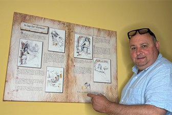 400-Jahr-Feier in Tellerhäuser: Unternehmer bringt sich mit Privatinitiative in Jubiläum ein - Peter Riedel, der seit nunmehr 27 Jahren in Tellerhäuser lebt, hat den Text und die bildliche Darstellung der Sage über Tellerhäuser an einer Wand im Flur seines Wohnhauses angebracht.