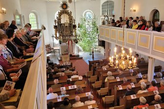 400 Jahre Kirche in Schönfels: Jubiläum zieht nicht nur Gläubige an - Bestens besucht war am Sonntag der Gottesdienst in der Schönfelser St. Martinskirche.